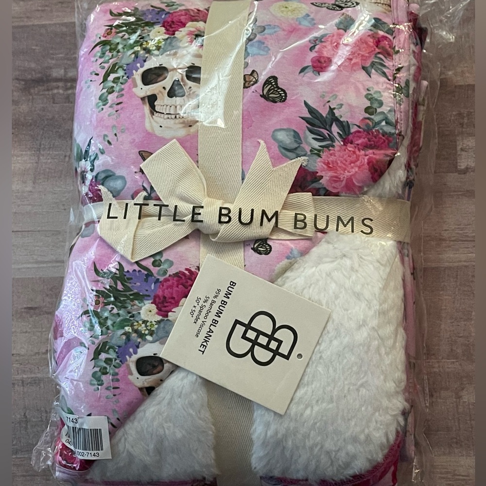 Bums and Roses Killer Queen Plush Blanket💖💀